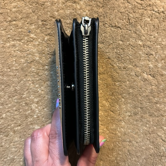 BEAUTIFUL Marc Jacobs Silver Chrome Wallet - Picture 3 of 10